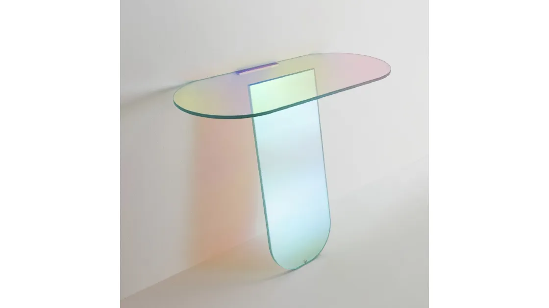 Mobile ingresso Shimmer in cristallo con una speciale finitura multicromatica cangiante di Glas Italia