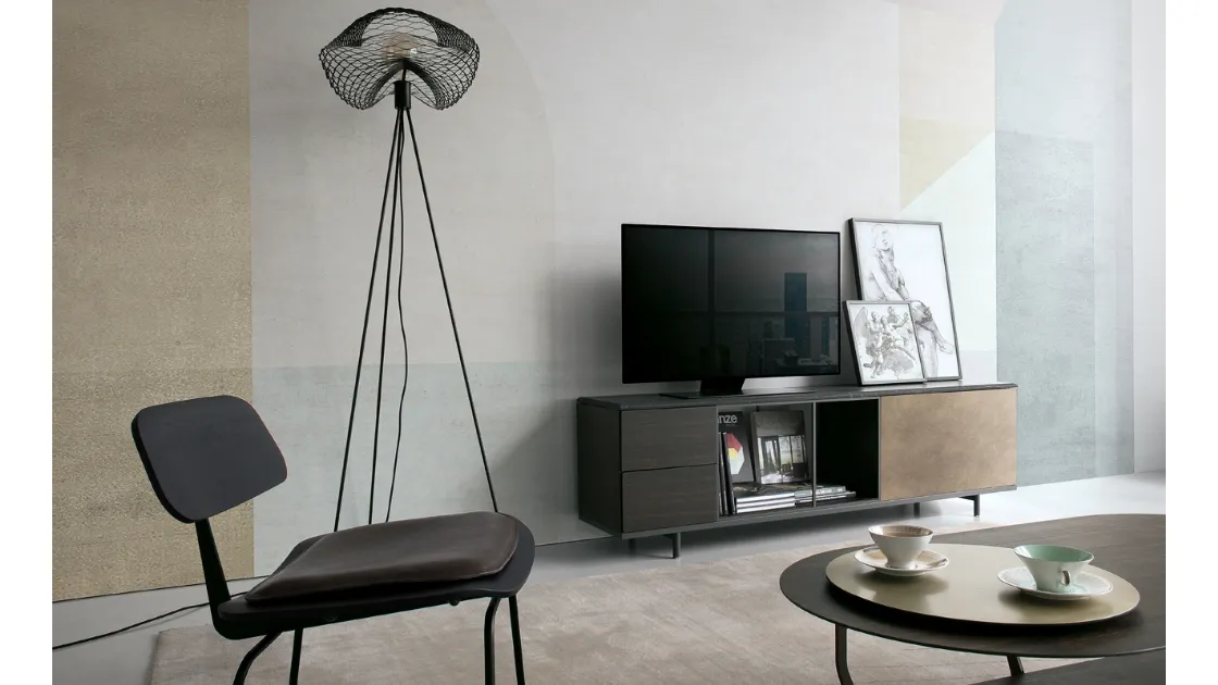 Mobile Porta Tv con ante in HPL rovere affumicato e laccato metallo ottone e top in marmo nero Atelier 03 di Extendo