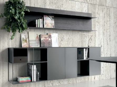 Parete Attrezzata in HPL e vetro laccato antracite con boiserie in HPL rovere affumicato Atelier configurazione 05 di Extendo
