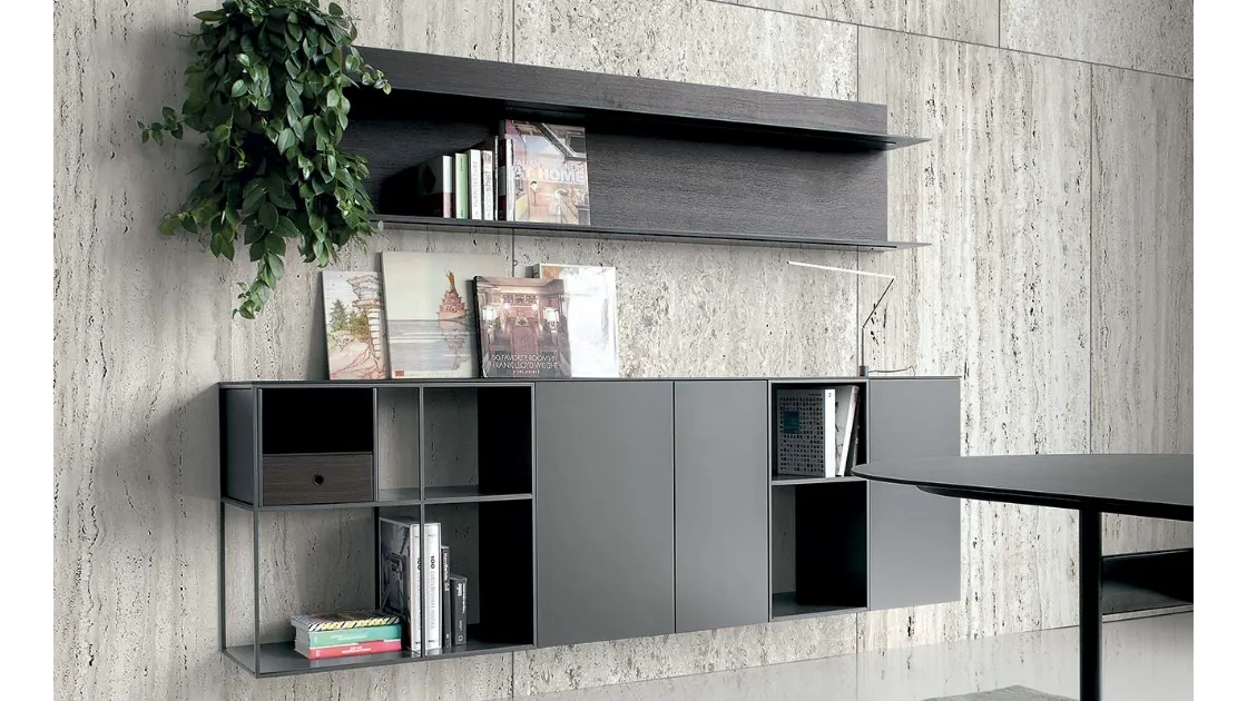 Parete Attrezzata in HPL e vetro laccato antracite con boiserie in HPL rovere affumicato Atelier configurazione 05 di Extendo