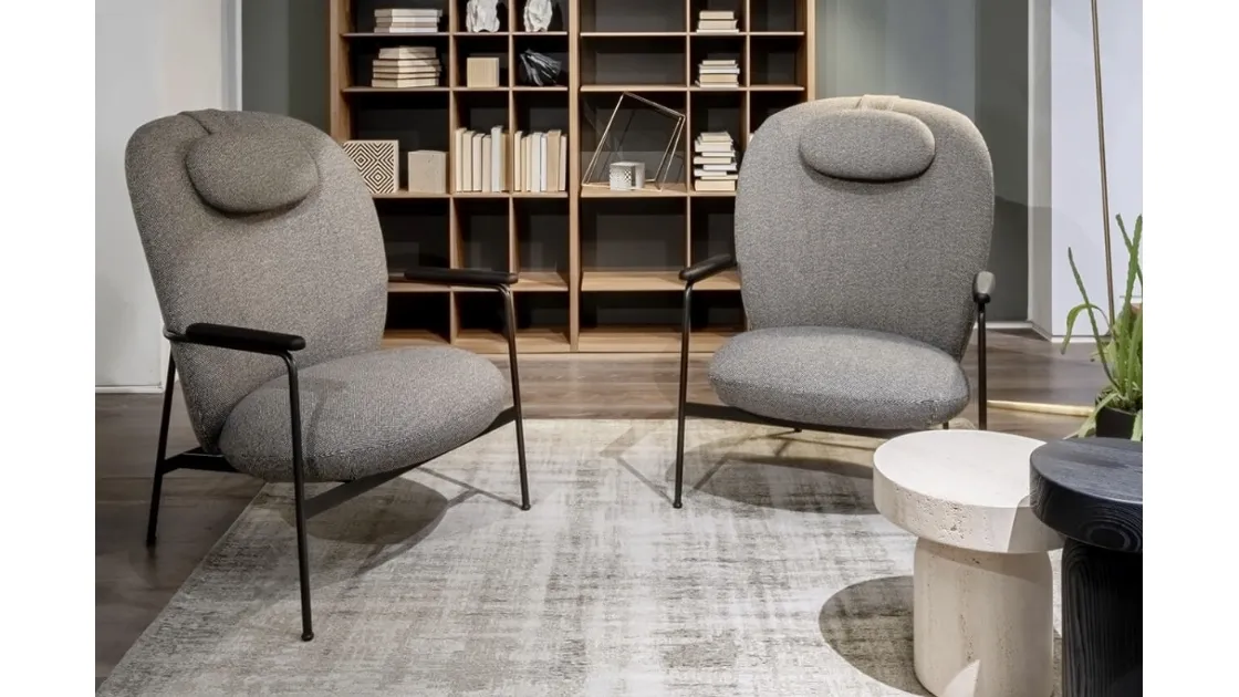 Poltroncina imbottita con struttura in metallo Claire di Lema