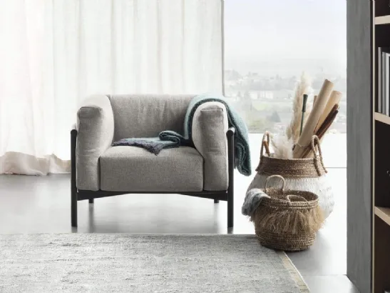 Poltrona imbottita con struttura in legno e morbidi cuscini Taiki di Lema