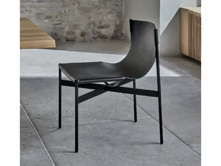 Sedia Lucrezia con struttura in acciaio laccato e monoscocca imbottita e rivestita in cuoio di Bontempi