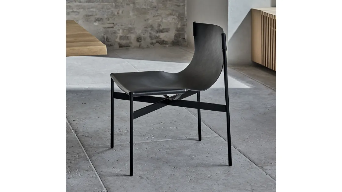 Sedia Lucrezia con struttura in acciaio laccato e monoscocca imbottita e rivestita in cuoio di Bontempi