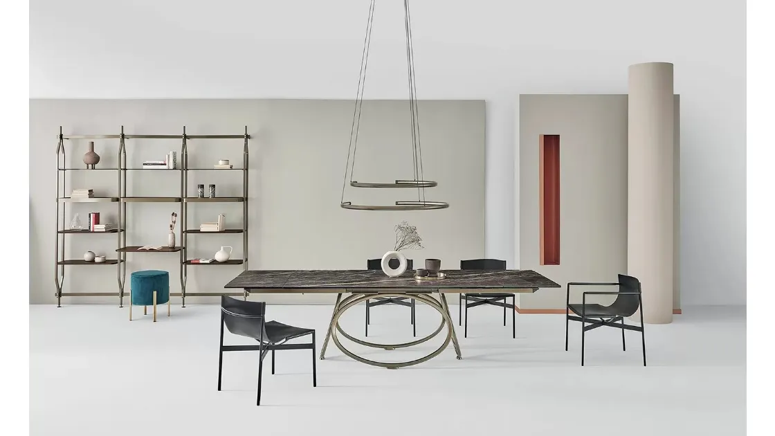 Sedia Lucrezia con o senza braccioli con struttura in acciaio laccato e monoscocca imbottita e rivestita in cuoio di Bontempi