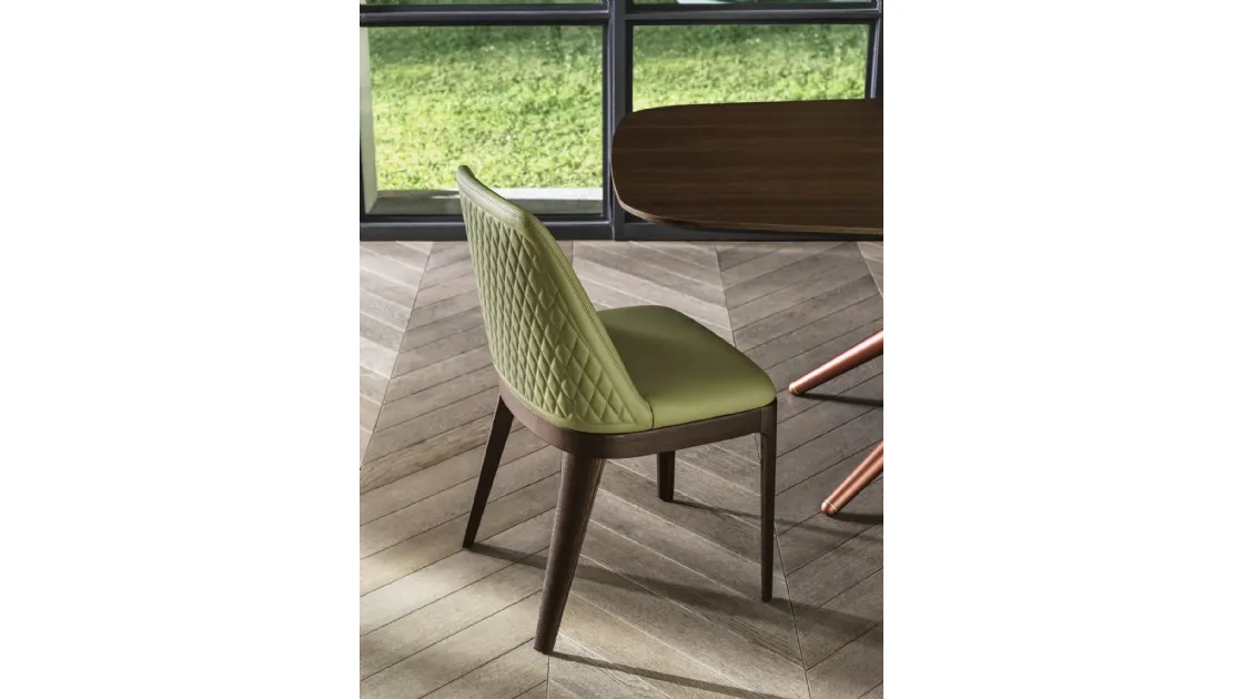 Sedia con braccioli Margot rivestita in pelle trapuntata e base in legno massello di Bontempi