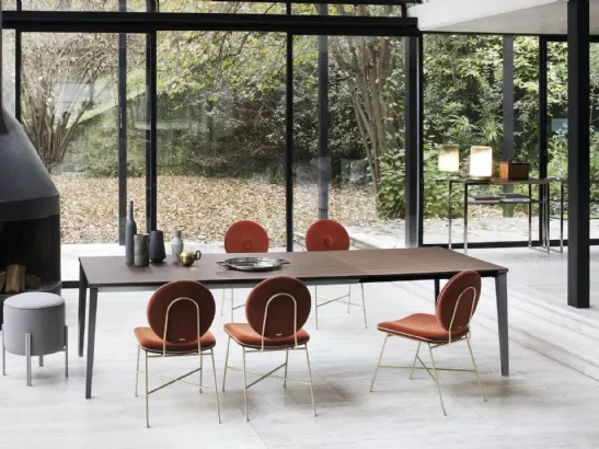 Sedia con o senza braccioli Penelope in tessuto imbottito e struttura in acciaio di Bontempi