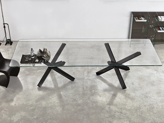 Tavolo Aikido con due basi con top in vetro e struttura in metallo cromato lucido di Sovet
