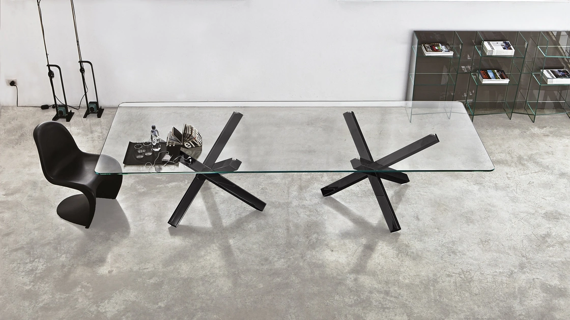 Tavolo Aikido con due basi con top in vetro e struttura in metallo cromato lucido di Sovet