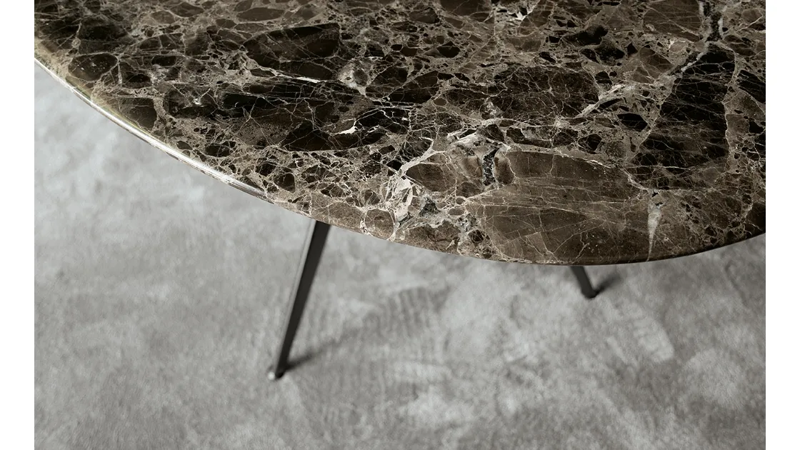 Tavolo Balance configurazione 01 con top in marmo Emperador Dark e telaio in acciaio bronzo di Extendo