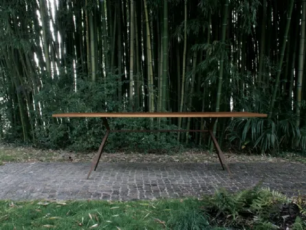 Tavolo Balance configurazione 06 con top in legno massiccio iroko outdoor e telaio in acciaio corten di Extendo