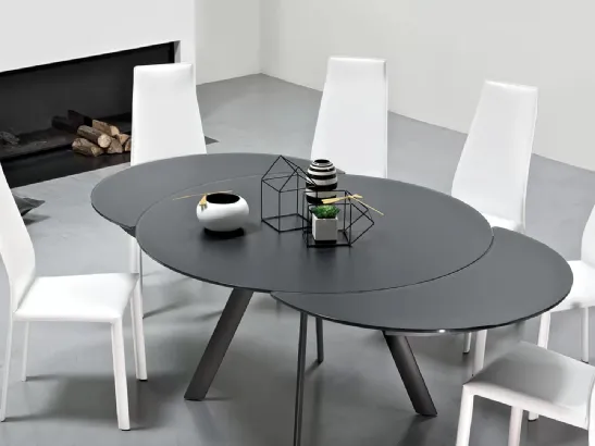 Tavolo allungabile Giro con top in cristallo antigraffio opaco e base in acciaio inox di Bontempi