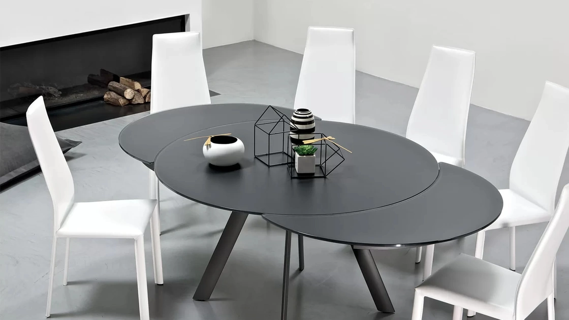 Tavolo allungabile Giro con top in cristallo antigraffio opaco e base in acciaio inox di Bontempi