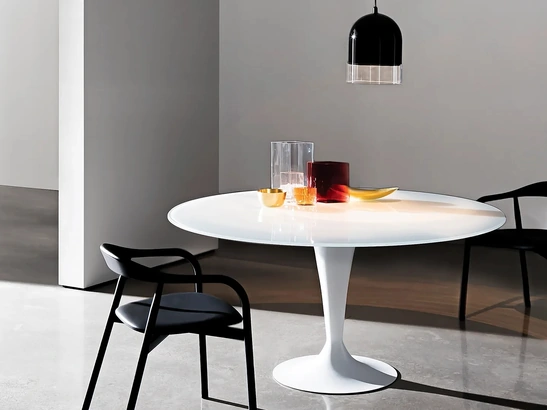 Tavolo rotondo Flûte in vetro laccato con base in metallo laccato di Sovet