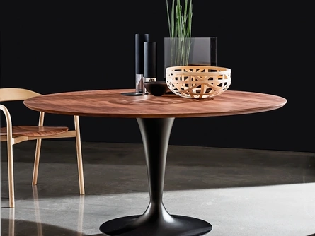 Tavolo Flûte Wood con piano rotondo in legno e base in metallo laccato di Sovet