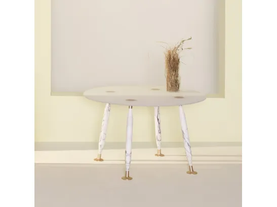 Tavolo rotondo Lady Hio con top in cristallo e gambe in marmo di Glas Italia