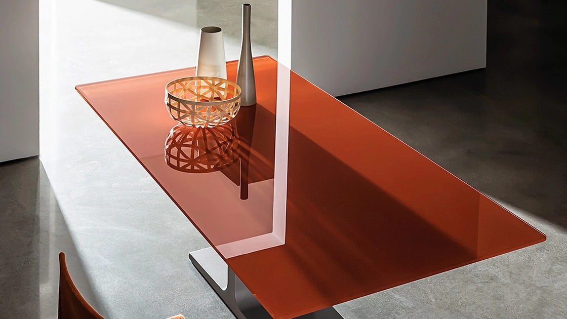 Tavolo Palace con top in vetro laccato e base in metallo laccato di Sovet