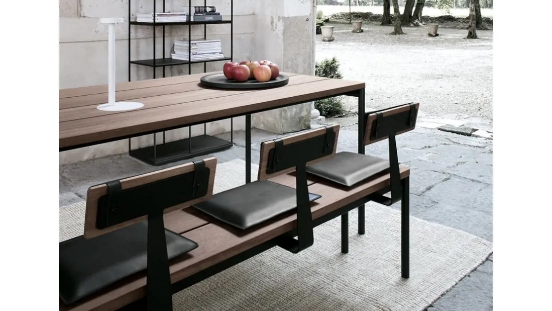 Tavolo ST35 configurazione 01 con top in legno massiccio Iroko outdoor e telaio in acciaio di Extendo