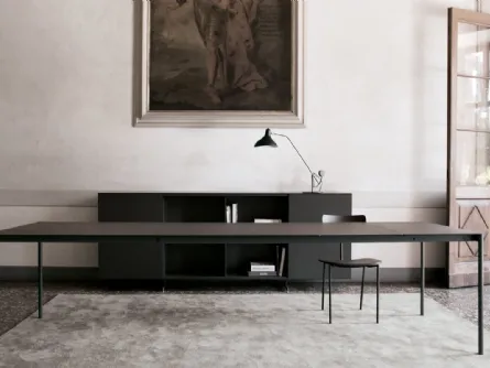 Tavolo ST35 configurazione 02 con top in HPL rovere affumicato e telaio in acciaio ghisa di Extendo