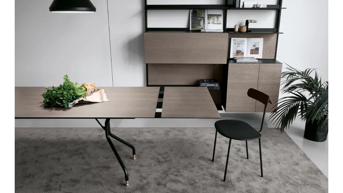 Tavolo allungabile T7 configurazione 03 con top in HPL frassino argilla, telaio in acciaio nero e terminali in ottone T7 di Extendodi Extendo