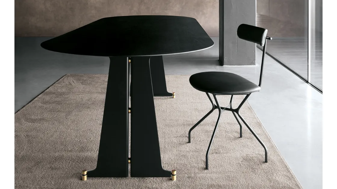 Tavolo ovale con top in HPL frassino nero, telaio in acciaio e terminali in ottone T10 configurazione 01 di Extendo