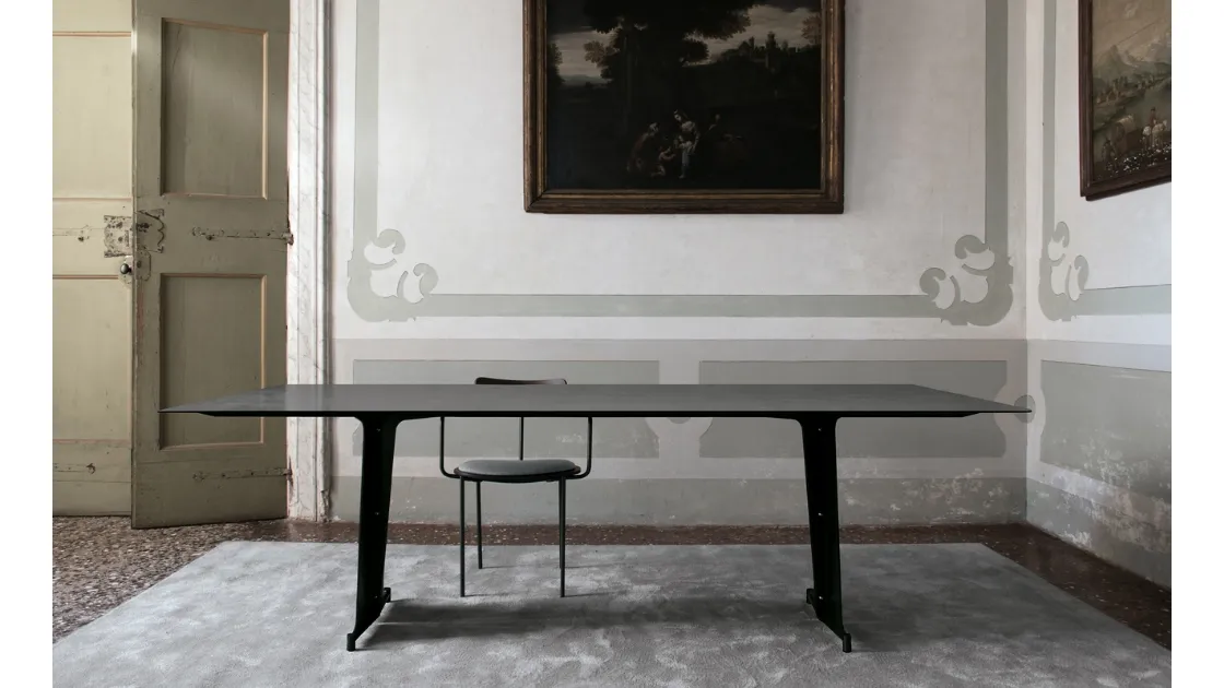 Tavolo rettangolare con top in HPL cemento Portland grigio, telaio e terminali in acciaio nero T10 configurazione 02 di Extendo