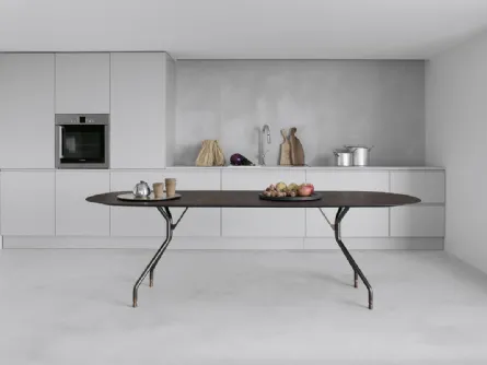 Tavolo T7 configurazione 01 con top in HPL rovere affumicato, telaio in acciaio bronzo e terminali in ottone scuro T7 di Extendo