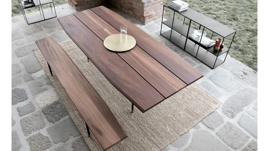 Tavolo outdoor con top in legno massiccio iroko, telaio in acciaio nero e terminali ottone scuroT8  di Extendo