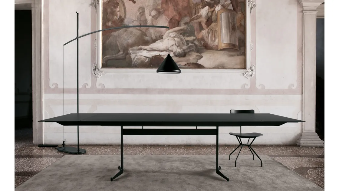 Tavolo allungabile con top in HPL nero e telaio in acciaio nero T9 configurazione 04 di Extendo