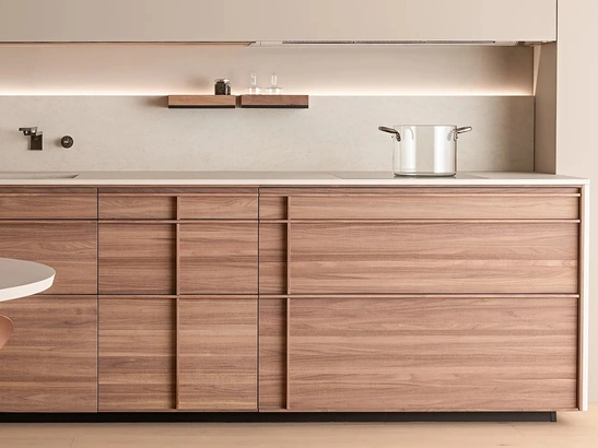 Cucina Design lineare Archigraphica in Noce e top in MDi di Valcucine