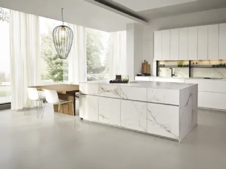 Cucina Design Giza in laccato con isola in ceramica di Maistri