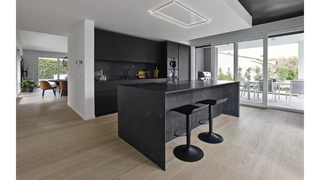 Cucina Design Giza in laccato con isola in ceramica di Maistri