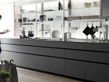 Cucina Design Artematica in linea, in vetro temprato laccato opaco Vitrum Grigio Cemento di Valcucine
