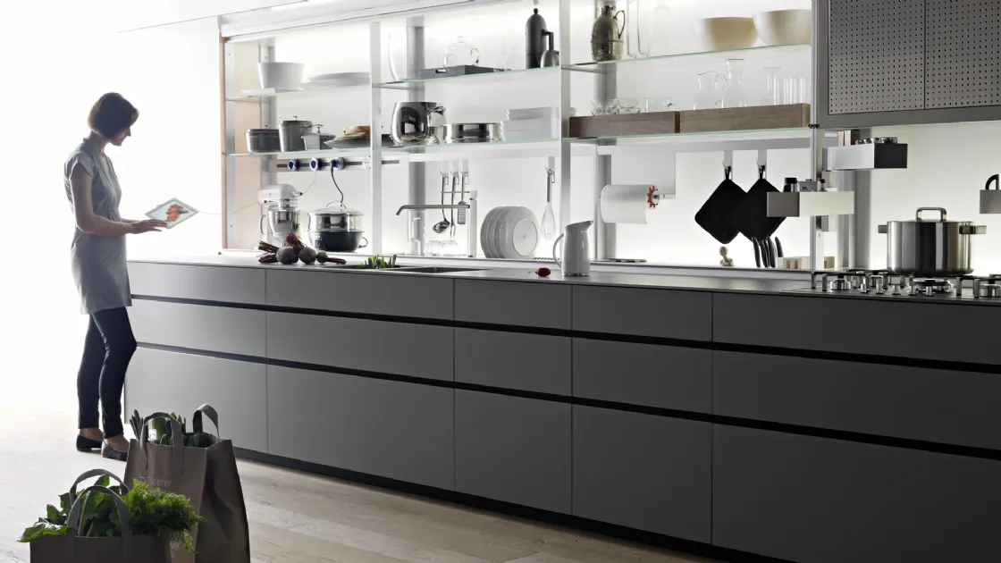 Cucina Design Artematica in linea, in vetro temprato laccato opaco Vitrum Grigio Cemento di Valcucine