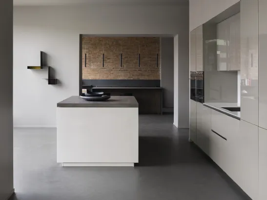 Cucina Design con isola Viva 07 in laccato lucido di Maistri