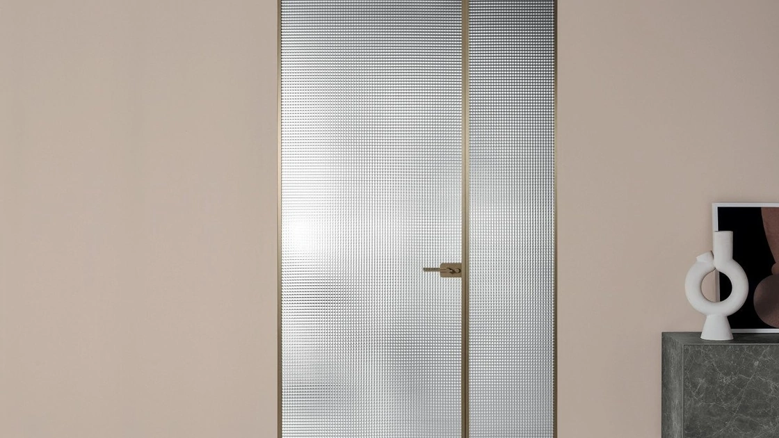 Porta per interni a filo muro Sherazade Double Swing in vetro con telaio in alluminio Plain di Glas Italia