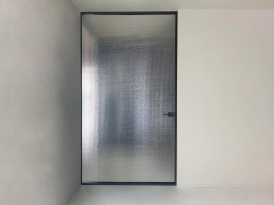 Porta per interni Sherazade Pivot Plain di Glas Italia