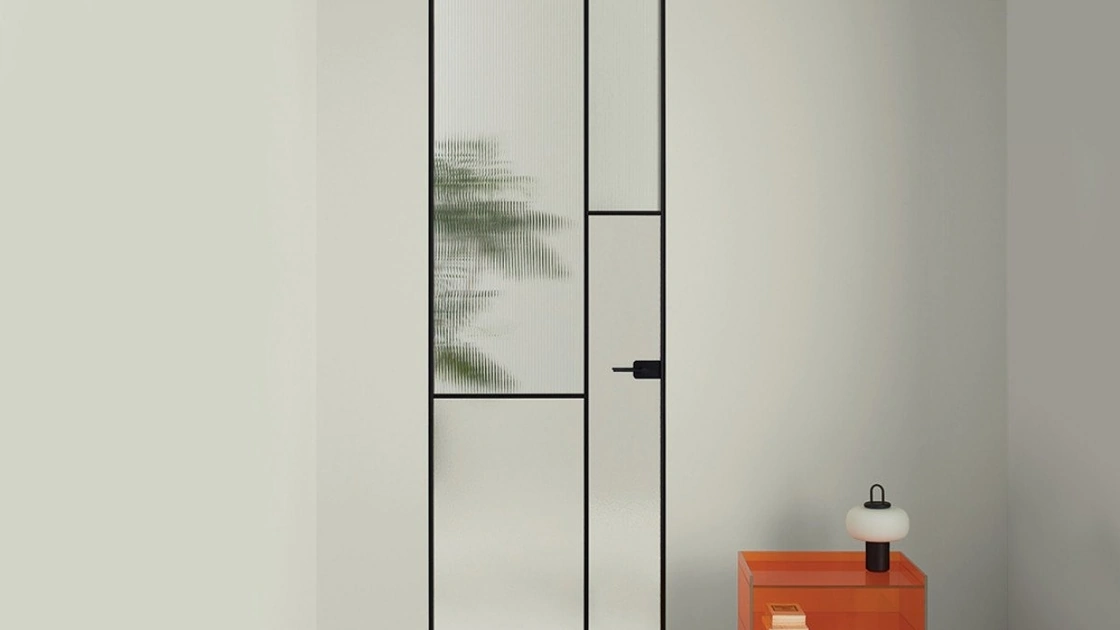 Porta per interni a filo muro Sherazade Swing Plain Patchwork in vetro con telaio in alluminio di Glas Italia