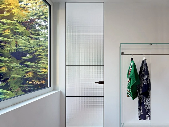 Porta per interni Sherazade Swing Plain Plus in vetro con telaio in alluminio di Glas Italia